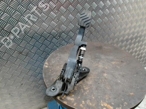 Used Clutch pedal RENAULT CLIO V (B7_) 1.5 Blue dCi 85 (B7AG) (86 hp) 31660845