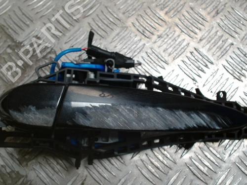 Używane Klamka zewnętrzna drzwi tylnych lewych Klamka zewnętrzna drzwi tylnych lewych BMW 1 (F20) 116 d (116 hp) 37025809 37025809