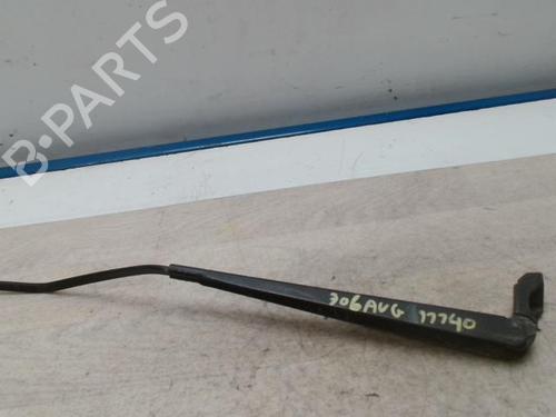Used Front windshield wiper arm PEUGEOT 306 Hatchback (7A, 7C, N3, N5) 1.6 (89 hp) 28089690