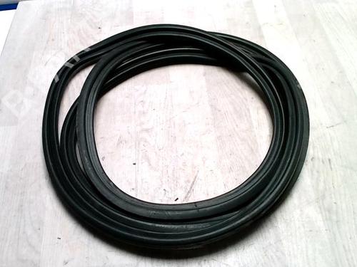 Used Rubber door seal TOYOTA COROLLA Verso (ZER_, ZZE12_, R1_) 2.0 D-4D (CUR10_, CUR10R) (116 hp) 31233154