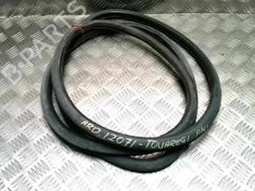 Used Rubber door seal VW TOUAREG (7LA, 7L6, 7L7) 2.5 R5 TDI (174 hp) 25779383