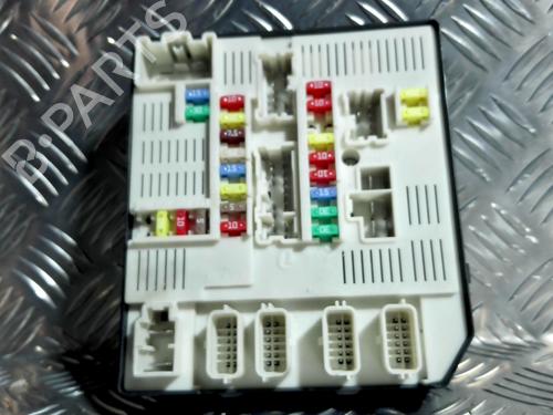 Used Fuse box RENAULT MEGANE III Hatchback (BZ0/1_, B3_) 1.5 dCi (BZ1G, BZ1W, BZ0R) (95 hp) 25748435