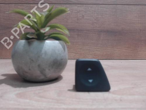 Used Right front window switch FIAT 500 (312_) 1.3 D Multijet (312AXB1A) (75 hp) 25411089