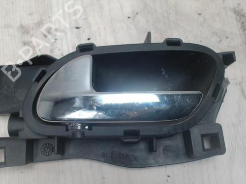 Used Front left interior door handle PEUGEOT 407 (6D_) 2.0 HDi 135 (6DRHRH, 6DRHRE, 6DRHRG, 6DRHRJ) (136 hp) 31228961