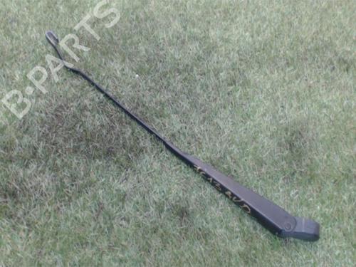 Used Front windshield wiper arm RENAULT CLIO I (B/C57_, 5/357_) 1.2 (B/C/S57A, B/C57S, 5/357F, 5/357J, 5/357L, 5/357R) (58 hp) 25389754