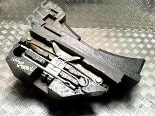 Used Jack Kit NISSAN X-TRAIL I (T30) 2.2 Di 4x4 (114 hp) 30446815