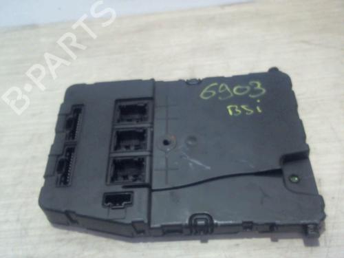 Used Fuse box RENAULT SCÉNIC II (JM0/1_) 1.9 dCi (JM0G, JM12, JM1G, JM2C) (120 hp) 25389890