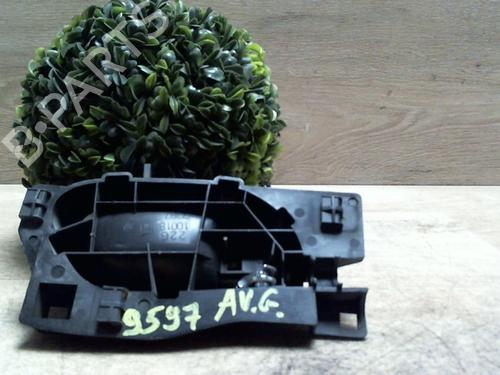 Venstre foran invendig håndtak PEUGEOT 407 (6D_) 2.0 HDi 135 (6DRHRH, 6DRHRE, 6DRHRG, 6DRHRJ) (136 hp) 25413376