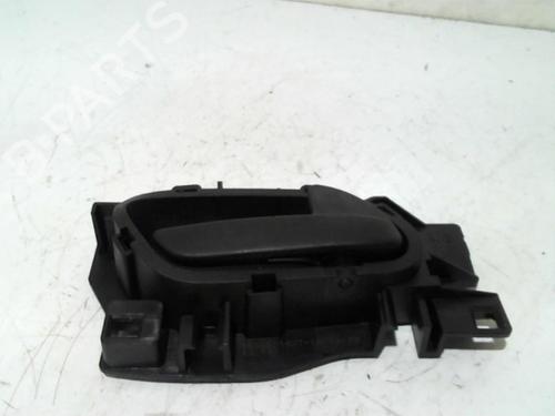 Venstre foran invendig håndtak RENAULT CLIO III (BR0/1, CR0/1) 1.5 dCi (C/BR0G, C/BR1G) (68 hp) 25415673