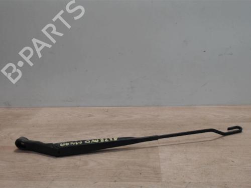Used Front windshield wiper arm NISSAN MICRA III (K12) 1.2 16V (65 hp) 25386703