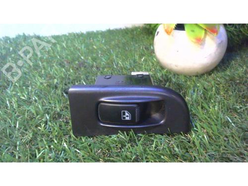 Used Right rear window switch HYUNDAI TRAJET (FO) 2.0 CRDi (113 hp) 25415471