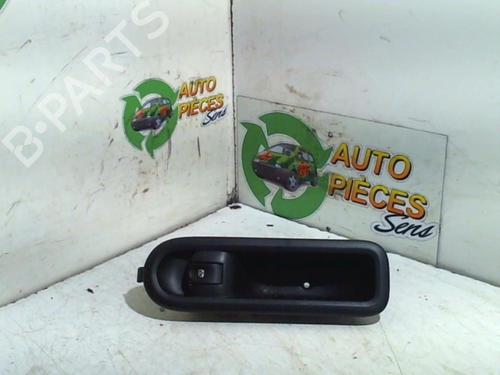Interrupteur de vitre avant droite RENAULT TWINGO II (CN0_) 1.5 dCi (CN0E) (64 hp) 31875317