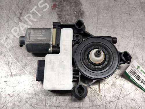 Rudehejsemotor bagstkærm højre SEAT LEON (5F1) 1.4 TSI (122 hp) 26007428