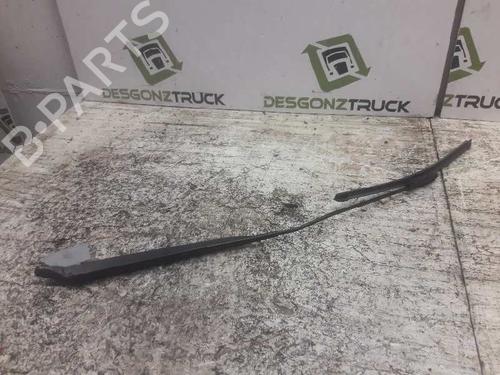 Used Front windshield wiper arm RENAULT CLIO III (BR0/1, CR0/1) [2005-2014]  21464867