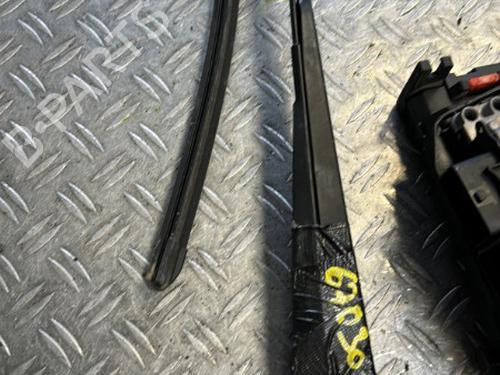 Used Front windshield wiper arm RENAULT CLIO IV (BH_) 0.9 TCe 90 (BHNF, BHMA, BHMH, BHJK, BHJR) (90 hp) 21337628