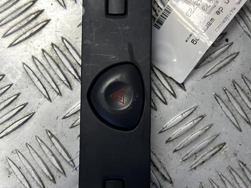 Bouton de warning RENAULT CLIO II (BB_, CB_) 1.4 16V (B/CB0P, BB13) (98 hp) 21347461