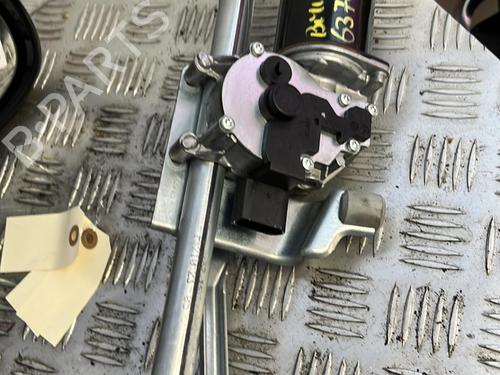 Used Front wiper motor BMW 1 Convertible (E88) 118 d (143 hp) 21331016