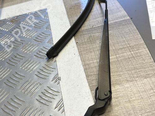 Used Front windshield wiper arm RENAULT CLIO IV Grandtour (KH_) 1.5 dCi 90 (KHN3, KHN4) (90 hp) 21348924