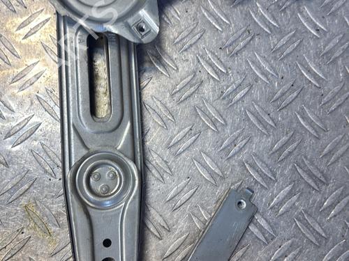 Used Front left window mechanism TOYOTA YARIS (_P9_) 1.4 D-4D (NLP90_, NLP90R) (90 hp) 26933576