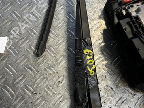 Used Front windshield wiper arm RENAULT CLIO IV (BH_) 0.9 TCe 90 (BHNF, BHMA, BHMH, BHJK, BHJR) (90 hp) 21353656