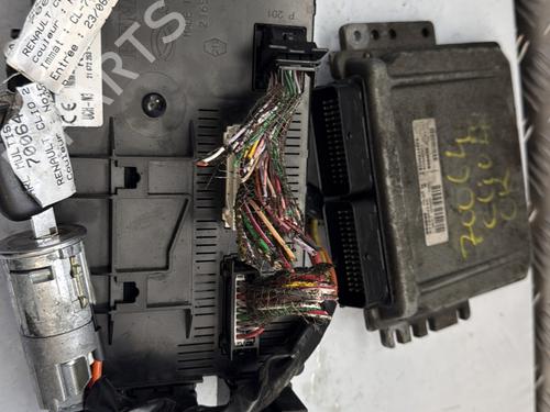 Used Electronic module RENAULT CLIO II (BB_, CB_) 2.0 16V Sport (CB0M) (169 hp) 27571219