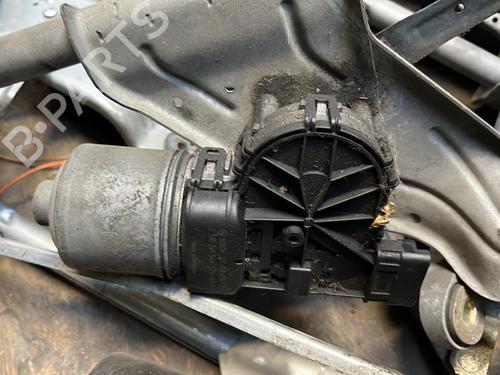 Used Front wiper motor DACIA SANDERO 1.5 dCi (68 hp) 21330791