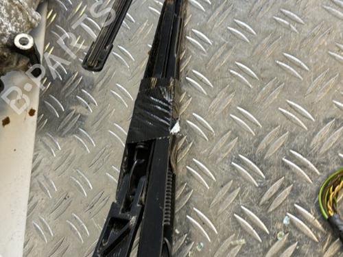 Used Front windshield wiper arm SKODA FABIA III (NJ3) 1.0 (60 hp) 21330039