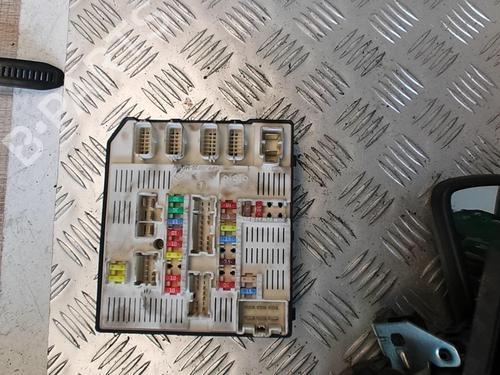 Used Fuse box RENAULT LAGUNA III (BT0/1) 2.0 dCi (BT07, BT0J, BT14, BT1A, BT1S) (131 hp) 21348517