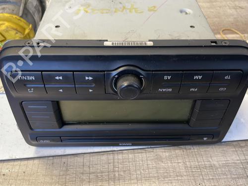 Used Radio SKODA ROOMSTER (5J7) 1.9 TDI (105 hp) 21334604