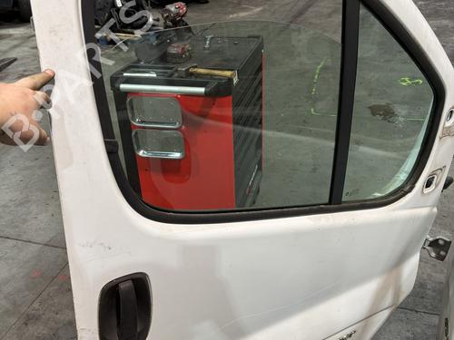 dr-hjre-fortil-renault-trafic-ii-bus-jl-2001-37511152 main image