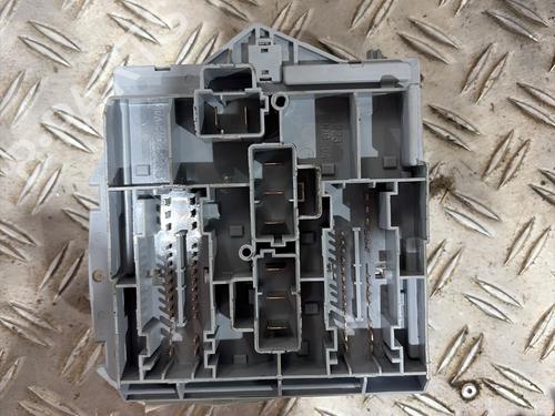 Used Fuse box Fuse box 32015240 32015240