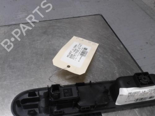 Used Right front window switch Right front window switch PEUGEOT 5008 (0U_, 0E_) 2.0 HDi 150 / BlueHDi 150 (150 hp) 21292368 21292368