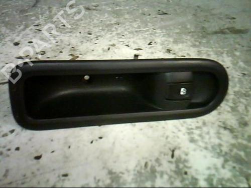 Used Right front window switch RENAULT CLIO III (BR0/1, CR0/1) 1.2 16V (BR02, BR0J, BR11, CR02, CR0J, CR11) (75 hp) 21317656