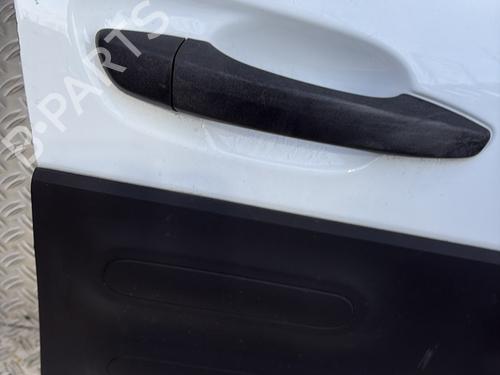 right-front-door-citroen-c4-cactus-2014-31211468 main image