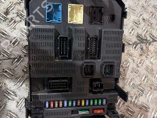 Used Fuse box Fuse box 39521831 39521831
