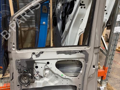 right-front-door-mercedes-benz-vito-bus-w639-2003-35828542 main image