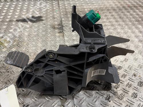 Used Break pedal Break pedal OPEL VIVARO B Bus (X82) 1.6 CDTI (06) (125 hp) 32427395 32427395