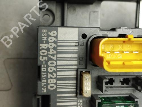Used Fuse box Fuse box 29004143 29004143