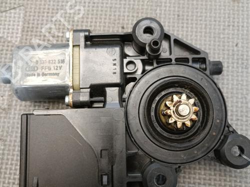 Rudehejsemotor bagstkærm højre RENAULT SCÉNIC III (JZ0/1_) 1.5 dCi (110 hp) 22131157
