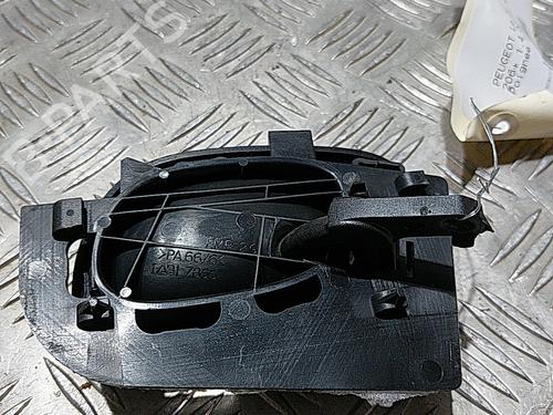 Używane Klamka wewnętrzna drzwi przednich lewych PEUGEOT 206+ (2L_, 2M_) 1.4 HDi eco 70 (68 hp) 21509002