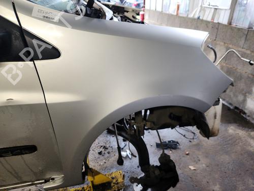 Używane Błotnik przedni prawy RENAULT CLIO III (BR0/1, CR0/1) 1.5 dCi (BR17, CR17) (86 hp) 30354423