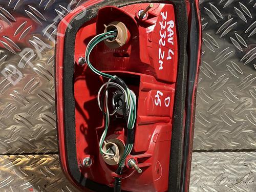 Used Right taillight TOYOTA RAV 4 II (_A2_) 2.0 D 4WD (CLA20_, CLA21_, CLA20R, CLA21R) (116 hp) 21507575
