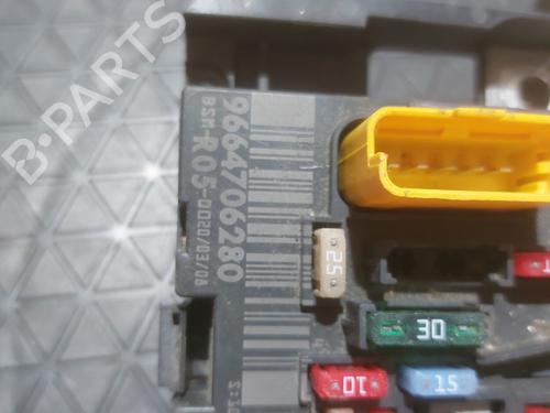 Used Fuse box Fuse box PEUGEOT 308 I (4A_, 4C_) 1.6 HDi (109 hp) 33047983 33047983