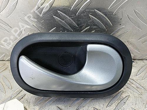 Højre bagtil invendig håndtag RENAULT CLIO III (BR0/1, CR0/1) 1.5 dCi (BR17, CR17) (86 hp) 21503944