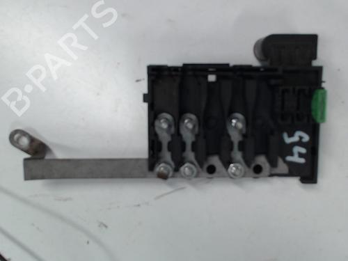 Used Fuse box VW GOLF IV (1J1) 1.6 (100 hp) 21936640