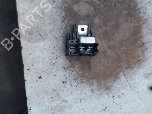 Used Fuse box TOYOTA YARIS (_P9_) 1.3 VVT-i (SCP90_, SCP90R) (87 hp) 21940320