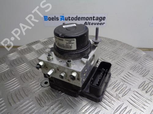 Used ABS pump TOYOTA YARIS (_P13_) 1.0 (KSP130_, KSP130) (69 hp) 23012572