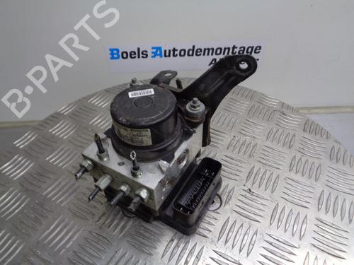 Used ABS pump TOYOTA YARIS (_P13_) 1.0 (KSP130_, KSP130) (69 hp) 23011325