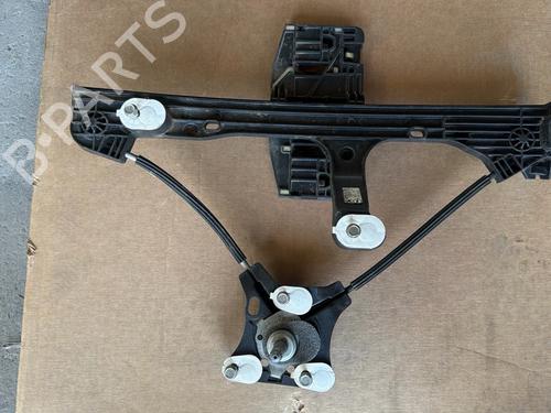 Rudehejsemekanisme venstre bagtil Rudehejsemekanisme venstre bagtil PEUGEOT 208 II (UB_, UP_, UW_, UJ_) 1.2 Hybrid 136 (UPHPYK) (136 hp) 34267648 34267648