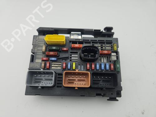 Used Fuse box Fuse box 37089904 37089904